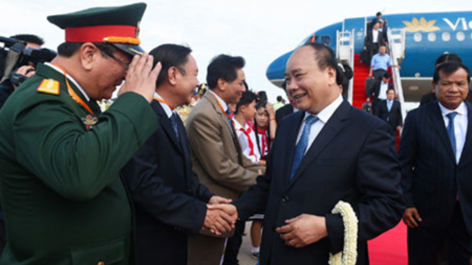 PM Phuc begins official visit to Cambodia