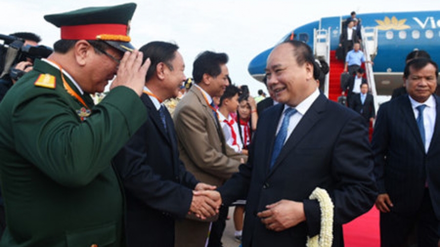 PM Phuc begins official visit to Cambodia