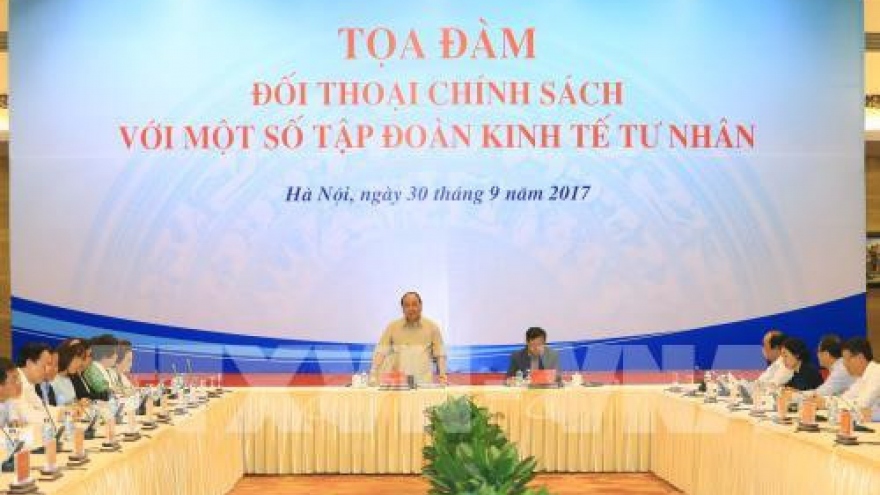 PM Phuc holds policy dialogue with private economic groups