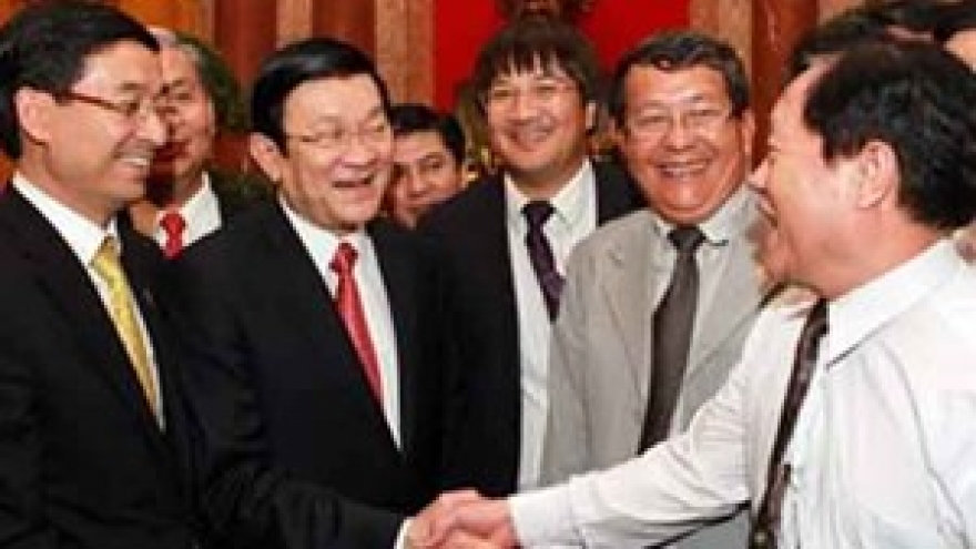 President extols business efforts