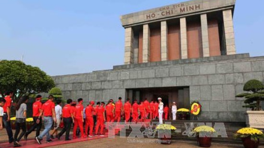 
        Over 18,000 people pay tribute to Uncle Ho during Tet
                              