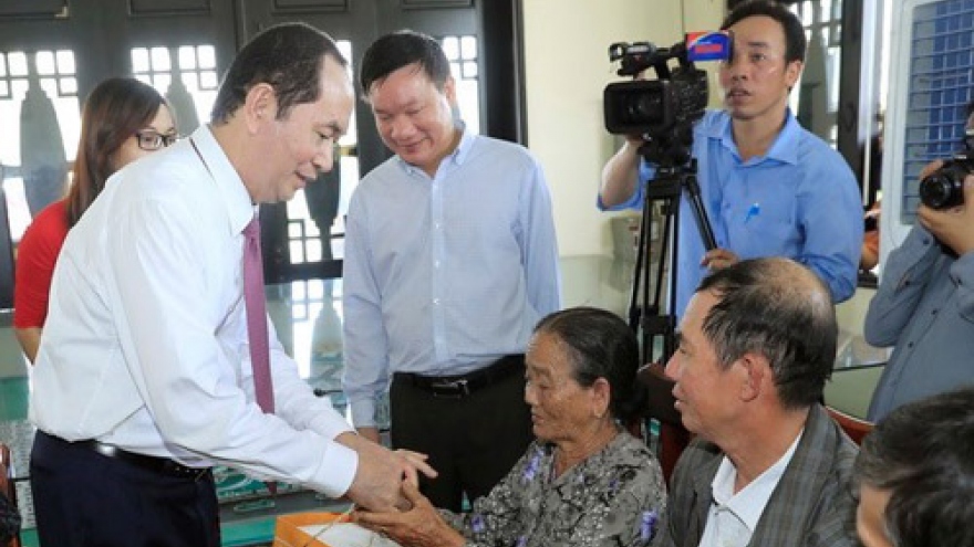 President gives Tet gifts to workers in Binh Duong