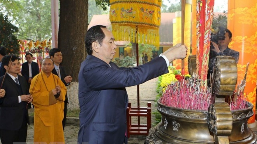President offers incense at spring festival in Thang Long citadel