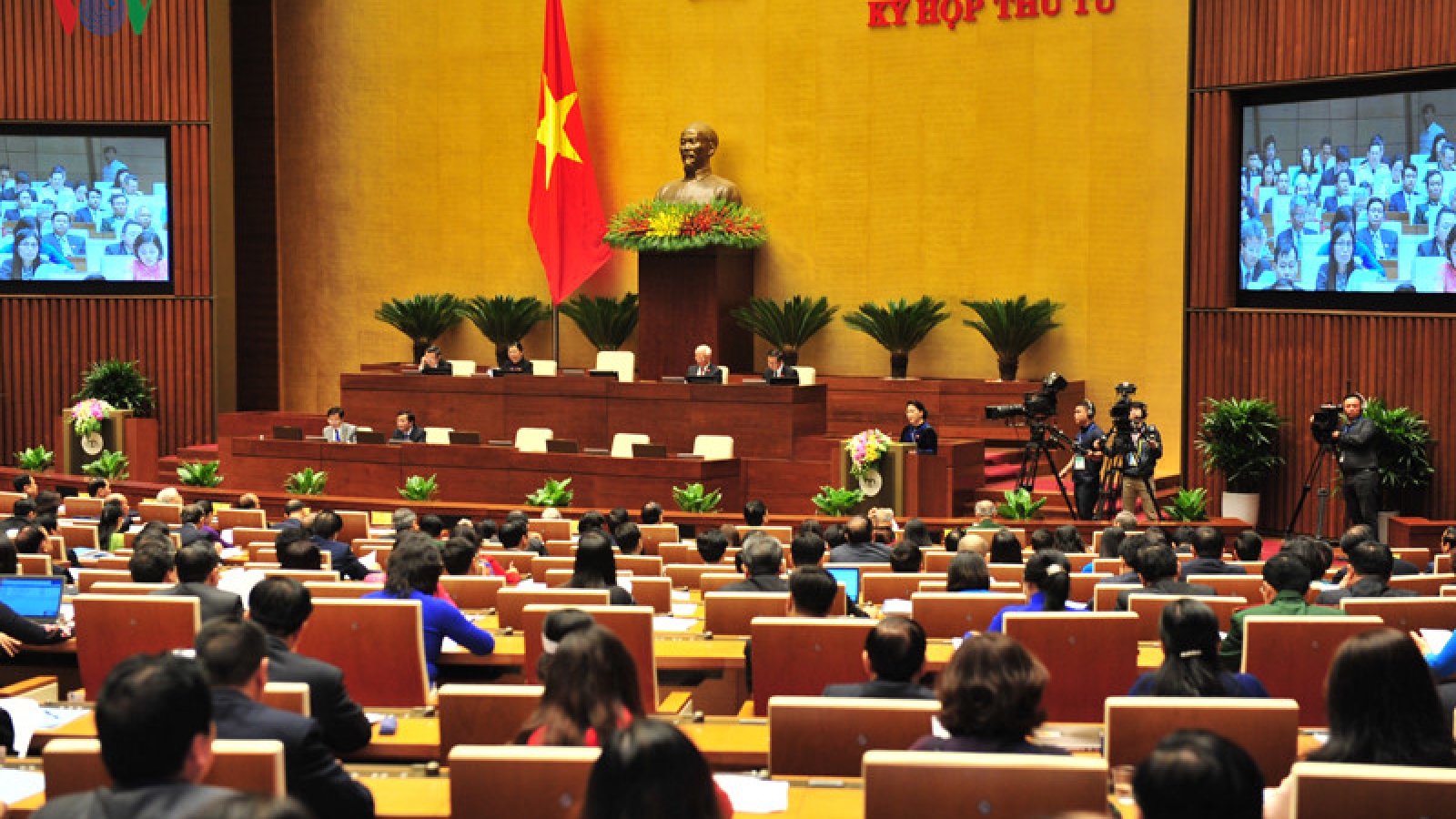 Legislators scrutinise spending cut, sports gambling