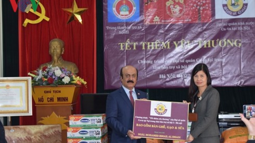 Qatari Ambassador presents Tet gifts to the disadvantaged