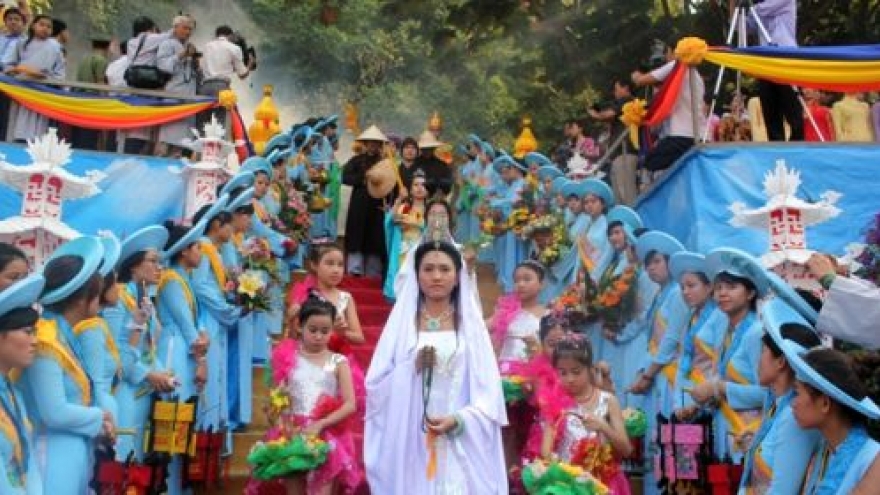 Visitors flock to Quan The Am Festival in Danang