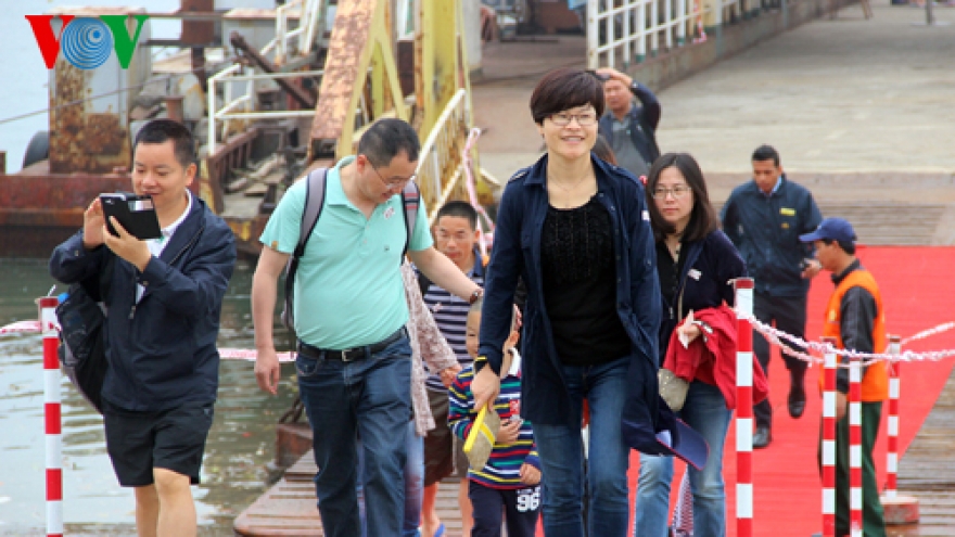 Quang Ninh welcomes 2,500 tourists of Costa Victoria cruise