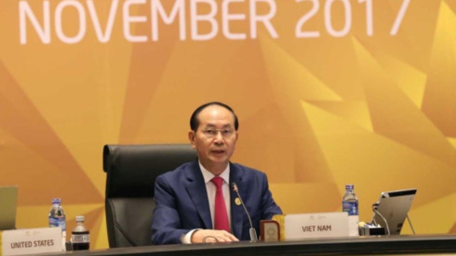 Vietnamese President addresses APEC Meeting's retreat session