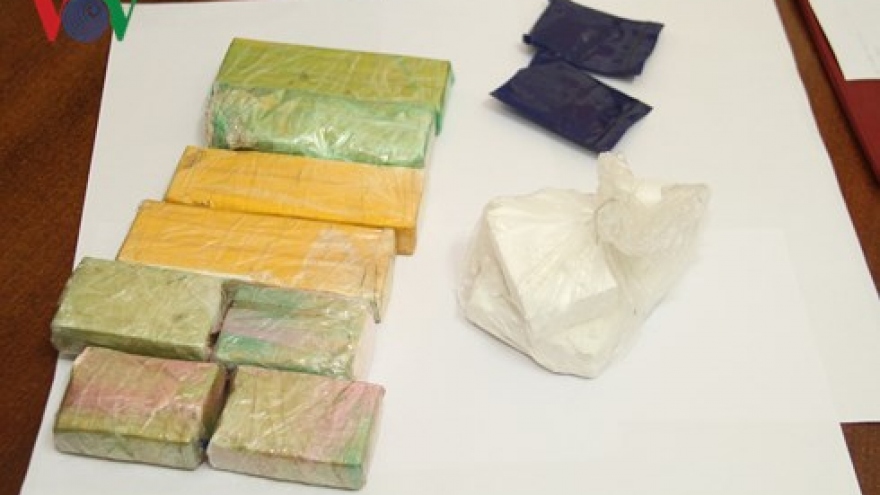 Yen Bai police seize 4 bricks of heroin, 400 synthetic drug pills 