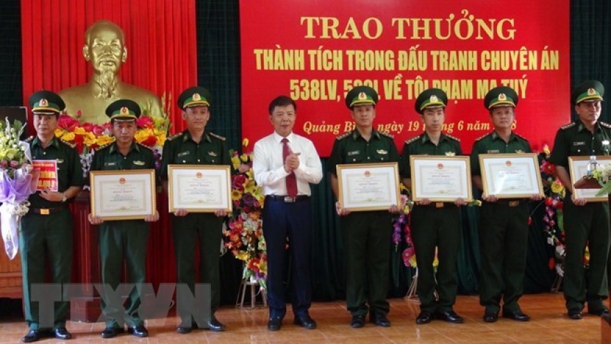 Quang Binh awards units, individuals for smashing two drug cases