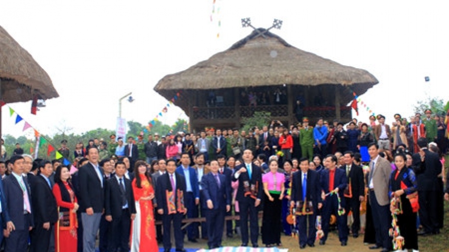 State leader attends ethnic group Spring festival