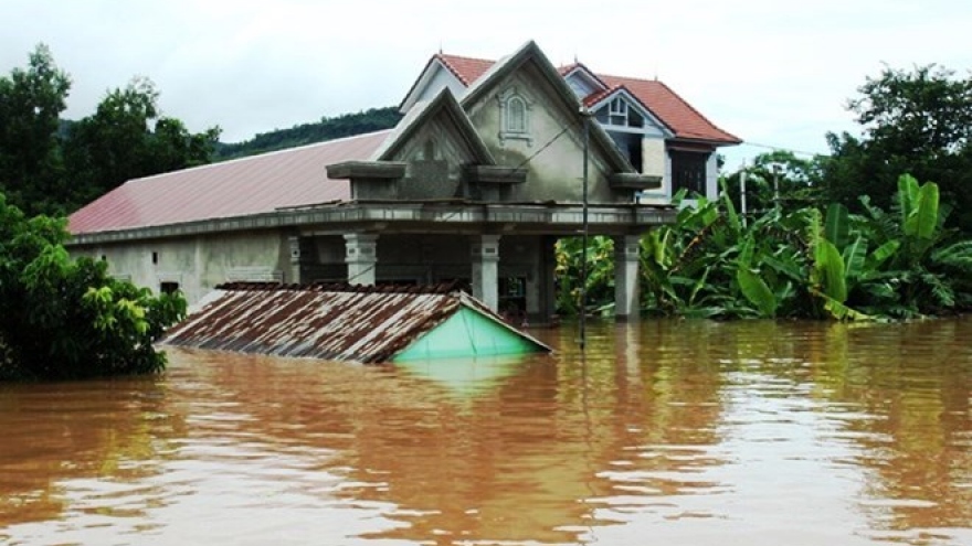 Quang Nam hands over flood-proof houses to affected families