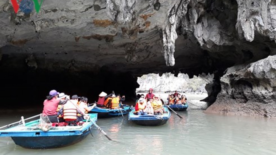Quang Ninh welcomes half a million visitors over national holidays