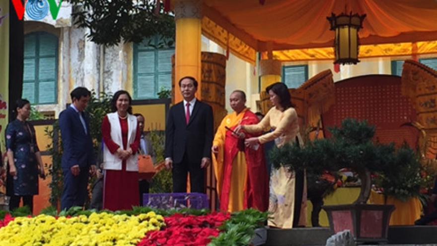 President offers incense at Thang Long Imperial Citadel 