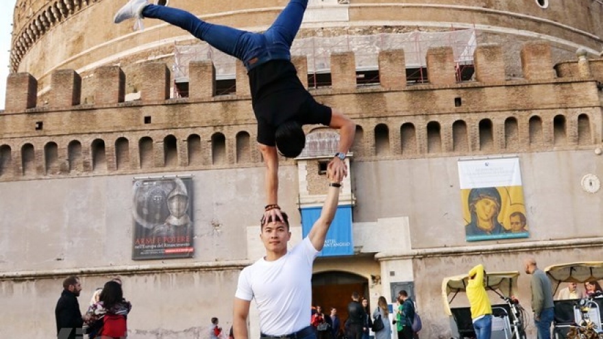 Vietnamese acrobatic brothers seek Guinness record