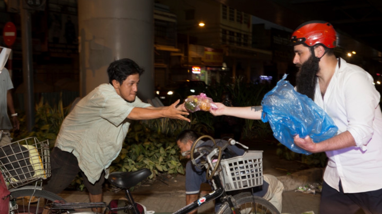‘Kong: Skull Island’ director provides food to the poor in HCM City