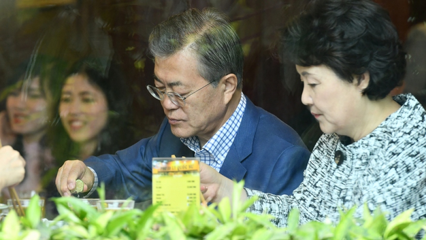 RoK President and his wife enjoy Hanoi noodle soup