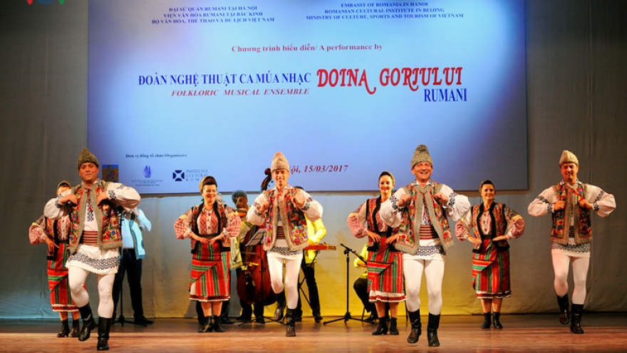 Romanian dancers enchant Hanoi audience