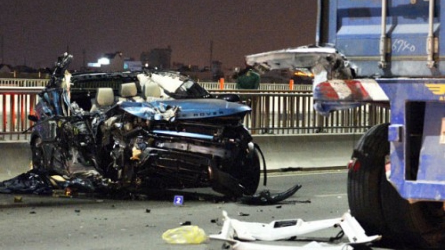 Range Rover rolls over after crash on Saigon Bridge, killing one