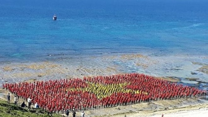 Record number of persons sing national anthem in Ly Son Island