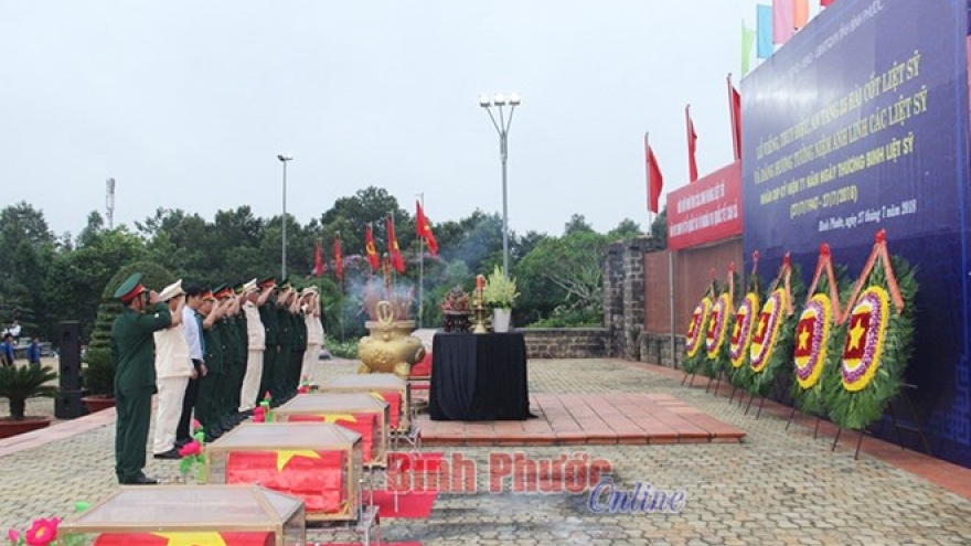 Remains of Vietnamese voluntary soldiers in Cambodia buried