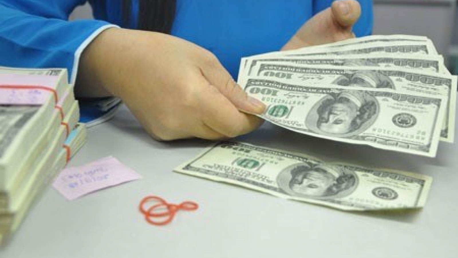 Remittances to Vietnam expand despite rise in USD price