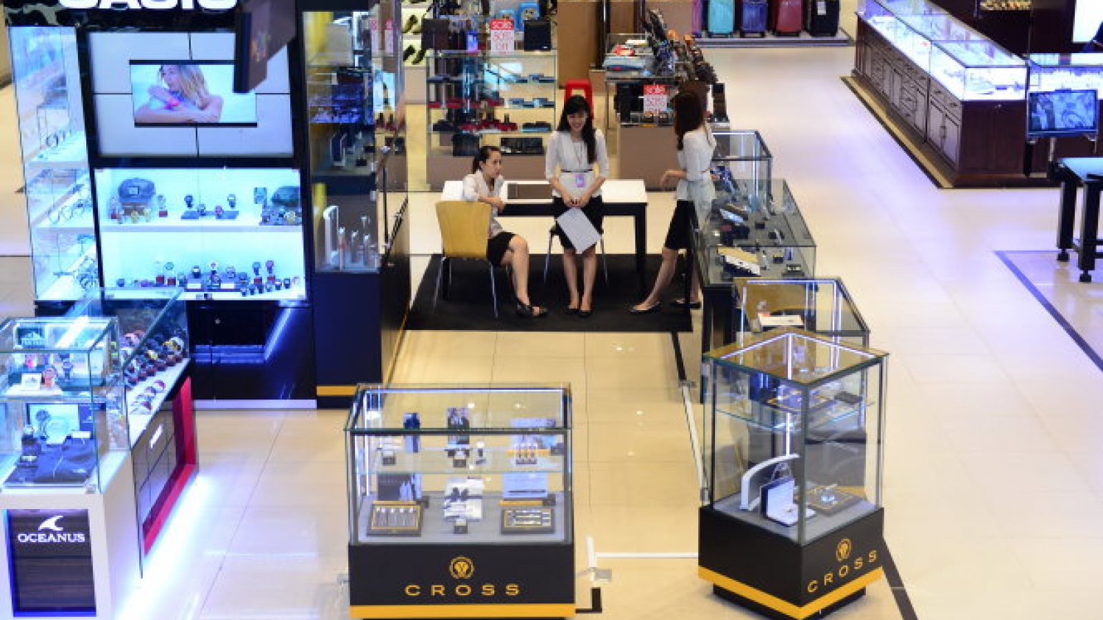 Retailers exit shopping malls in HCM City