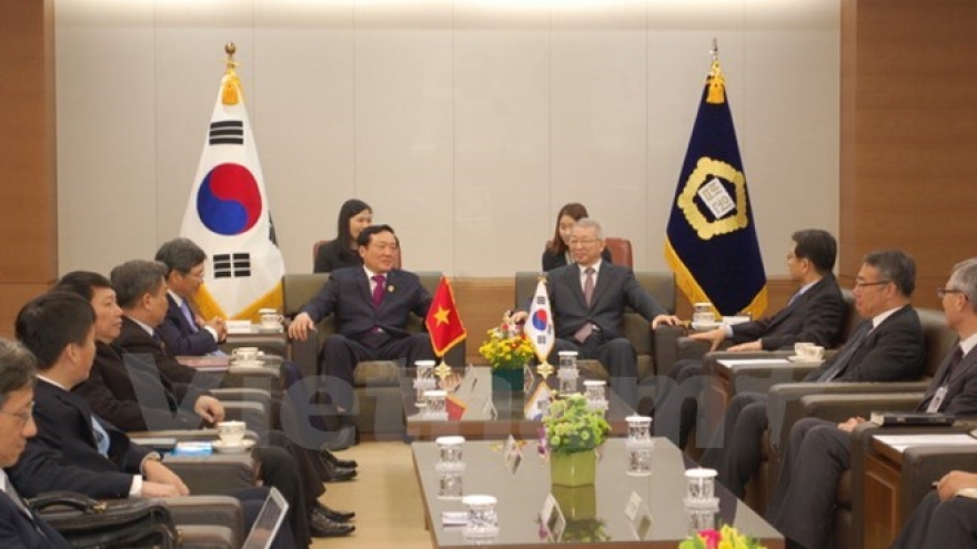 Top court official discusses boosting ties with RoK counterpart