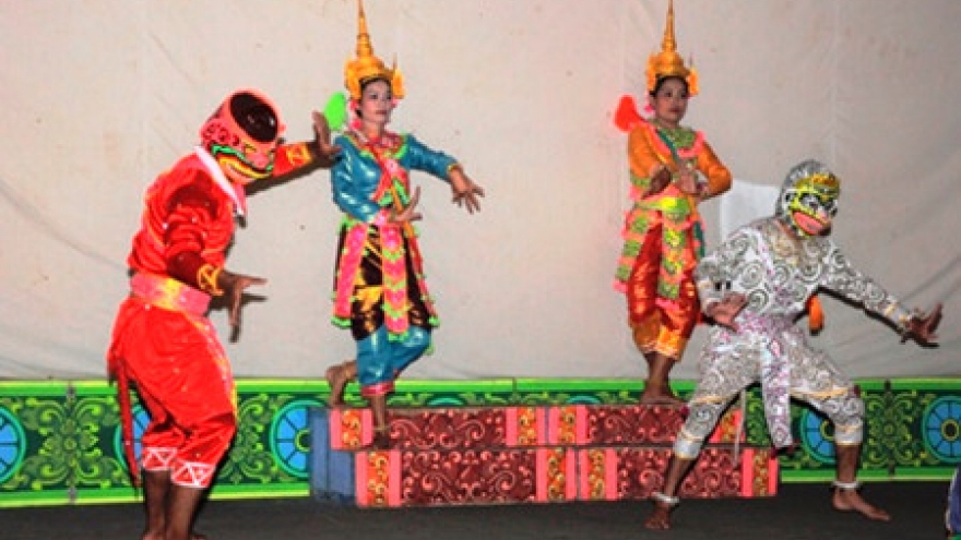 “Ro bam”, a typical dance-drama of the Khmer