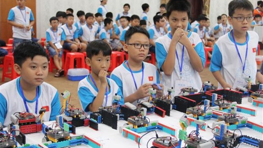 About 150 young students attend Vietnam Robot contest