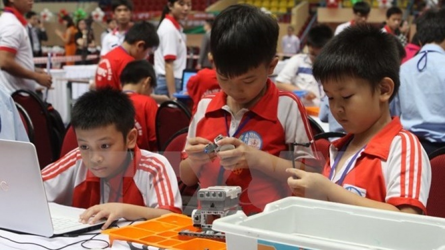 Robothon Day 2015 for primary school students in Hanoi