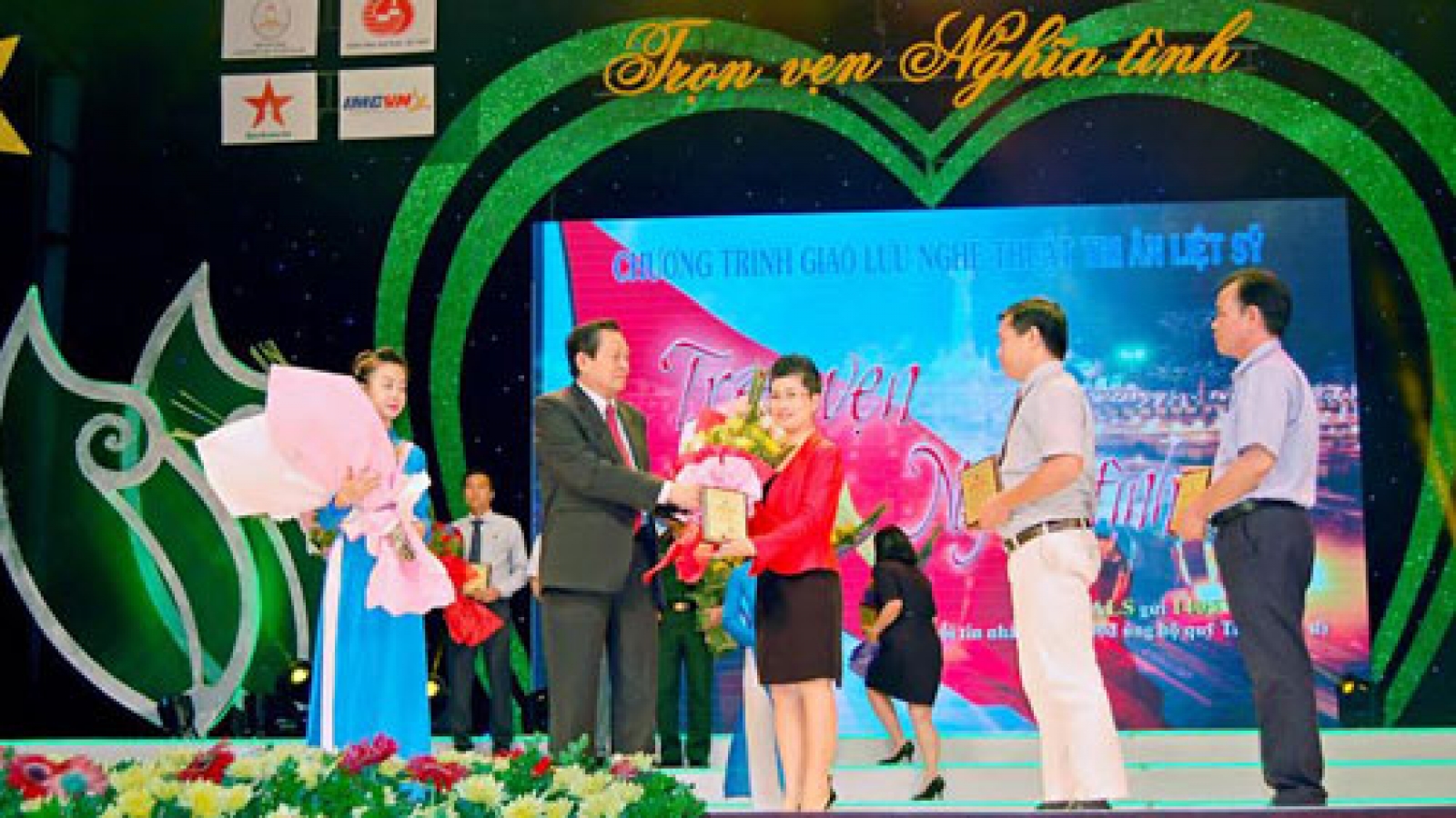 Roche Vietnam pays gratitude to war martyrs