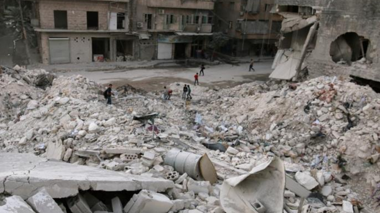 Russia said to send more warplanes to Syria, diplomacy 'on life support'