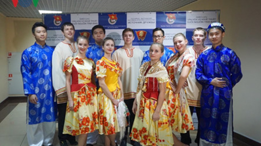 Vietnamese, Russian youths hold cross-cultural exchange