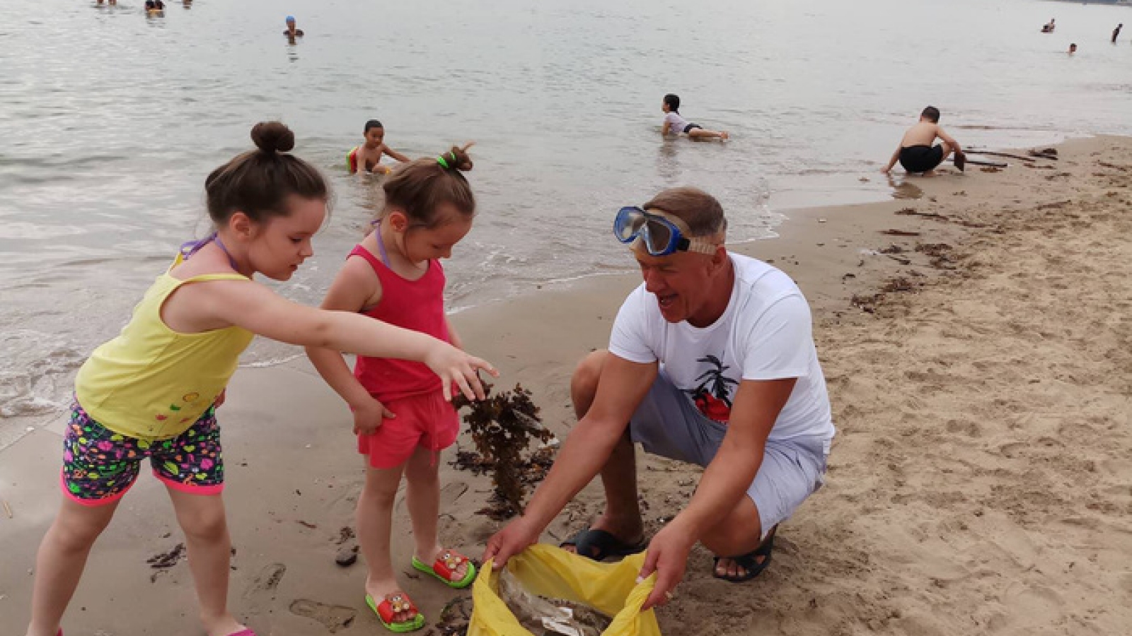 Russian expats clean Nha Trang beaches