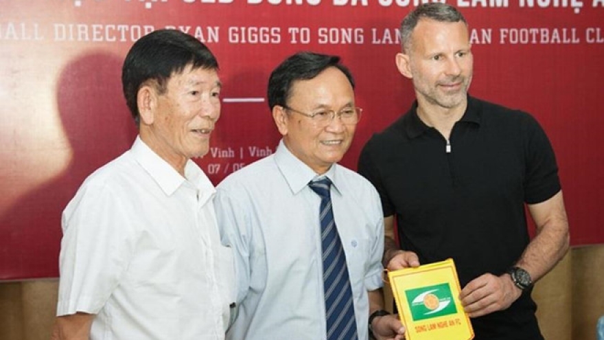 Manchester United legend Ryan Giggs visits SLNA FC