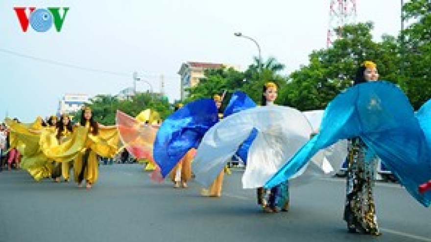 Hue spotlighted in colourful roadshow 