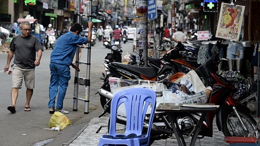 HCM City to continue ‘sidewalk clearing’ drive: chairman