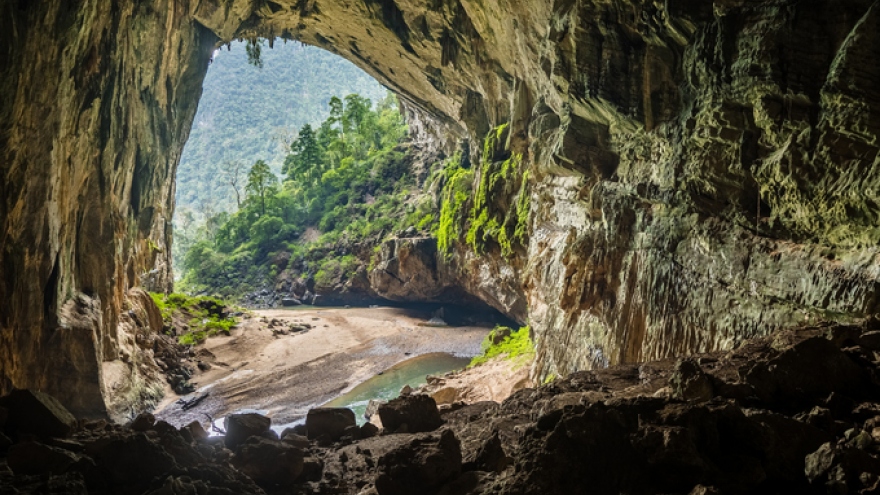 Americans lead visits to world’s largest cave in Vietnam