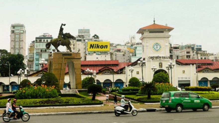 Exploring Saigon shopping streets in HCM City