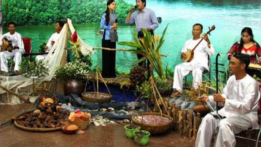 Amateur singing on Tho Chu island
