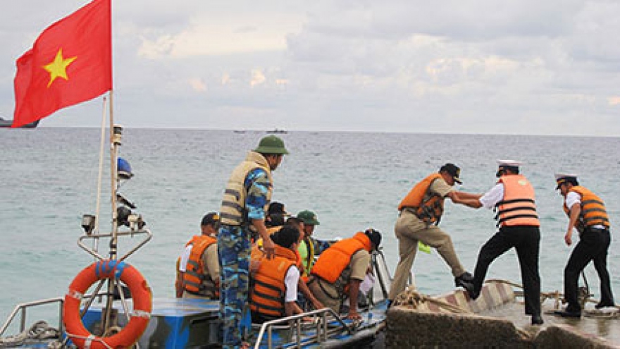 Vietnam, Philippines’ navy exchange on Song Tu Tay Island