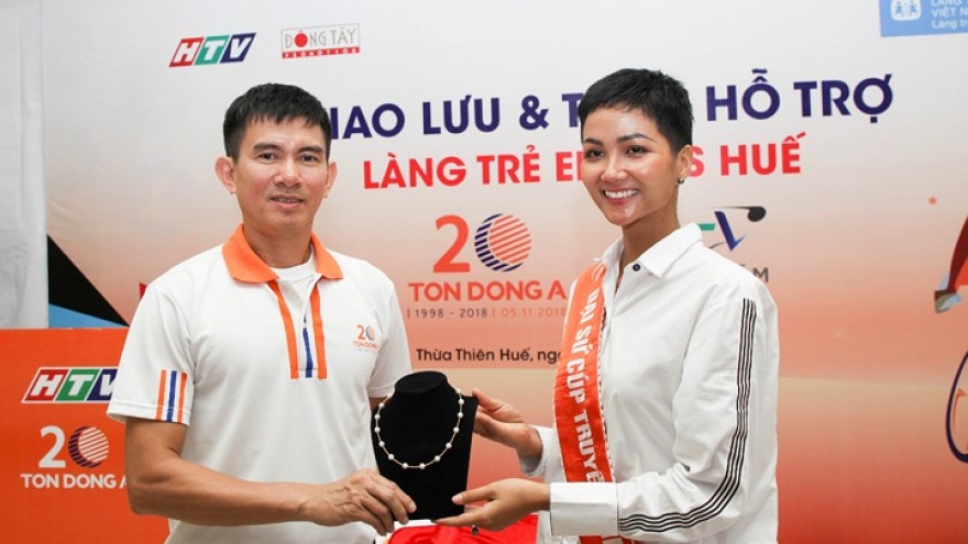 H'Hen Nie brings charity to Thua Thien-Hue orphans