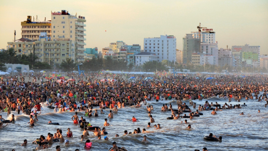 Tens of thousands of people flock to Sam Son Beach for summer retreat