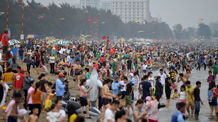 Popular tourist destinations crowded out on national holidays