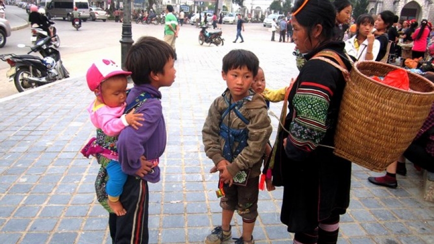Colourful Sapa children earn a living on the street 