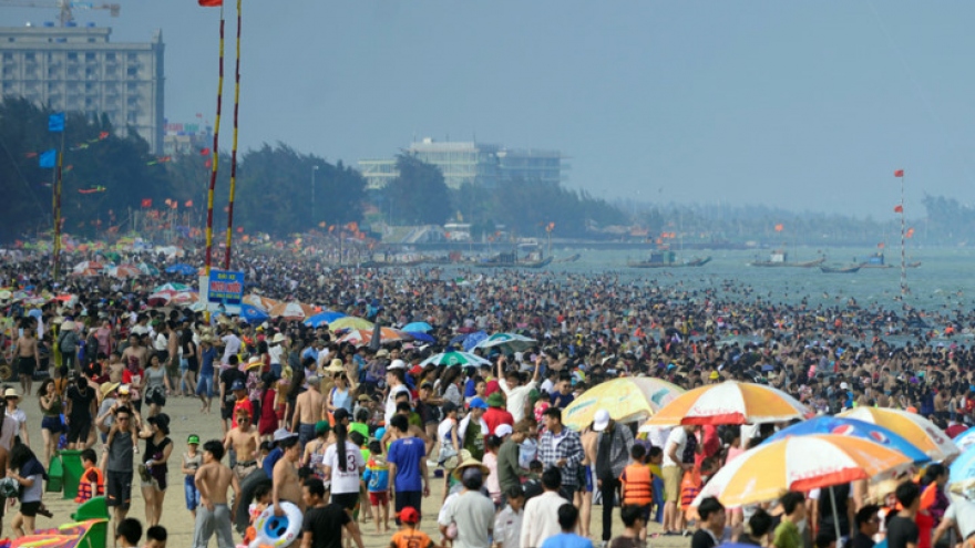 Thousands flock to sandy beaches for holiday weekend