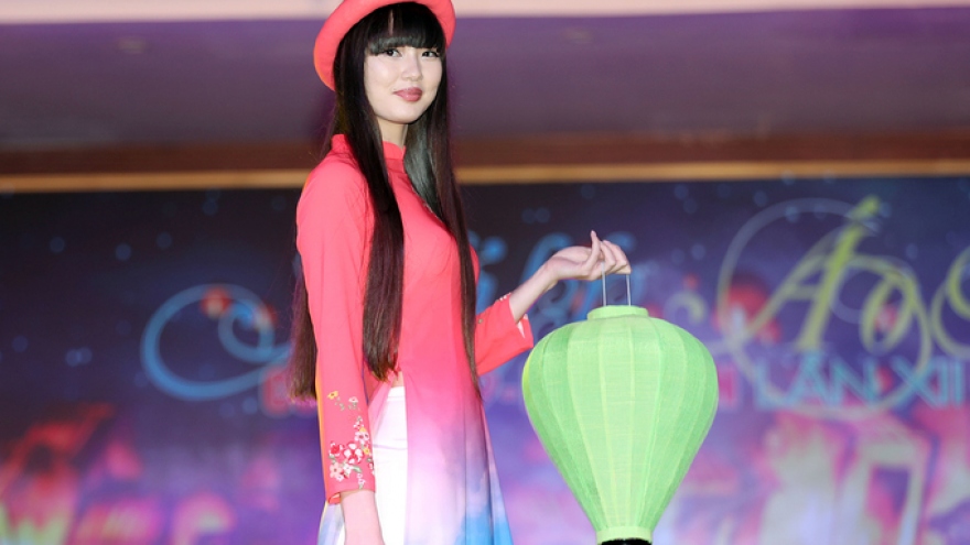 Kazakh volleyball girl wins Miss Ao dai in Quang Nam