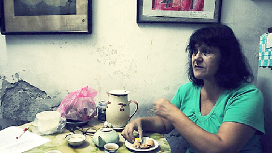 Russian woman falls in love with Hanoi