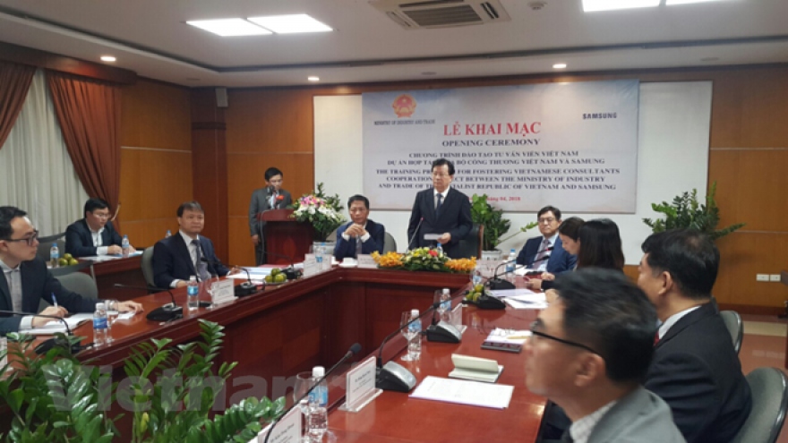 
        Samsung helps Vietnam train experts in support industry
                              
